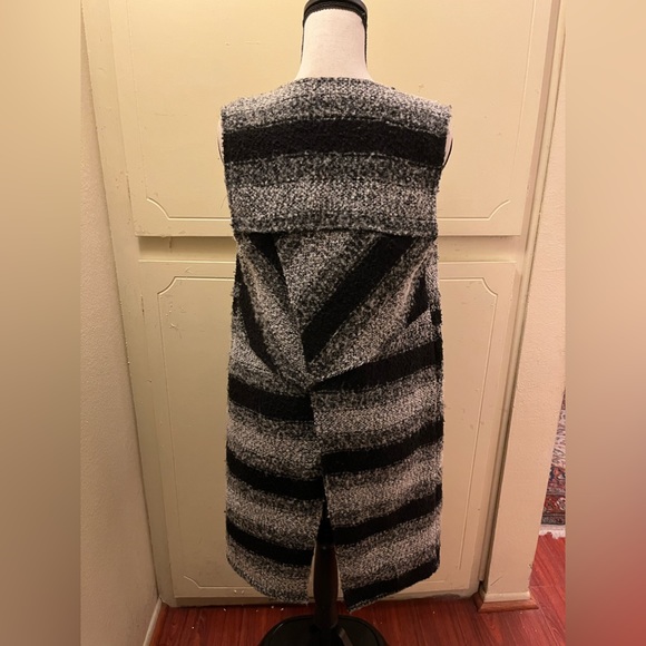 Beautiful BCBG Sleeveless Duster . - Picture 2 of 5